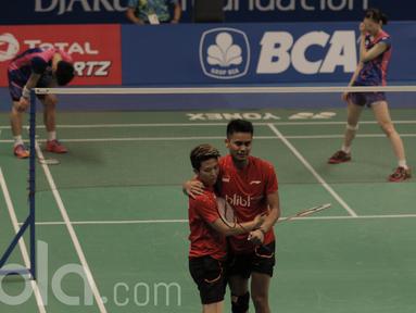 Pasangan Tontowi Ahmad/Liliyana Natsir, mengahadapi pasangan Korea, Kim Dukyoung/Kim Ha Na di Indonesia Open 2017 di JCC, Selasa (13/6/2017). Ganda Campuran Indonesia itu menang dengan skor 19-21, 21-19, dan 21-18. (Bola.com/M Iqbal Ichsan)