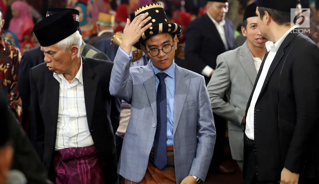 Putra sulung Jokowi, Gibran Rakabuming  bersiap menari Tortor saat acara adat pernikahan Kahiyang Ayu dan Bobby Nasution di Bukit Hijau Regency Taman Setia Budi (BHR Tasbi), Medan (24/11). (Liputan6.com/Pool/Media Center)