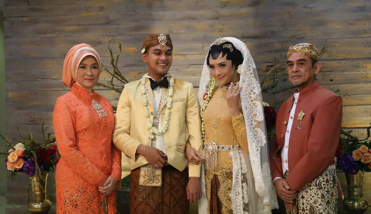 Isak tangis warnai jelang pelepasan masa lajangnya pasangan Ridwan Ghani dan Adhitya Putri. Pasangan ini meresmikan hubungannya yang dijalin kurang dari setahun, Sabtu (25/2). (Nurwahyunan/Bintang.com)