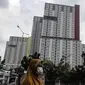 Seorang warga berjalan dekat tempat karantina pasien COVID-19 Wisma Atlet, Jakarta, Kamis (3/3/2022). Hingga dua tahun berselang, pada 2 Maret 2022, pemerintah mencatat ada 5.630.096 kasus positif COVID-19 di Indonesia sejak pengumuman kasus pertama. (Liputan6.com/Johan Tallo)