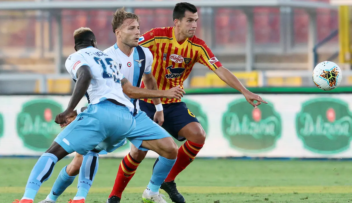Pemain Lecce, Nehuen Paz, berebut bola dengan pemain Lazio, Ciro Immobile, pada laga Serie A di Stadion del Mare, Selasa (7/7/2020). Lecce menang 2-1 atas Lazio. (Donato Fasano/LaPresse via AP)