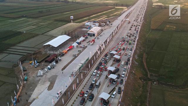 Antrean Pemudik di Jalur Tol Fungsional Kertasari