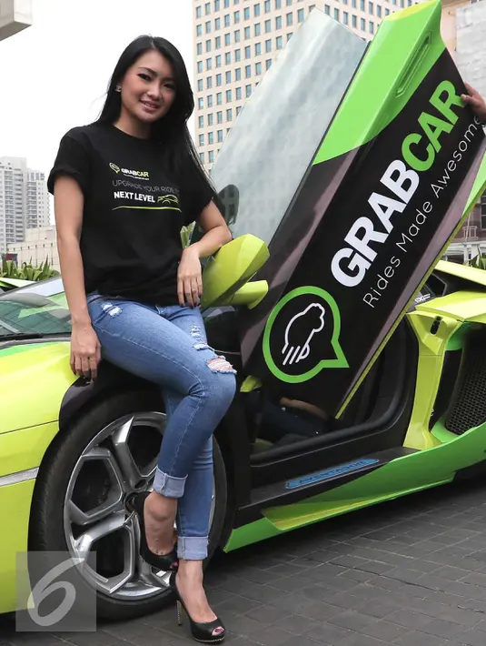 Model berpose di taxi mewah lamborghini saat peluncuran GrabCar, Jakarta, Rabu (21/10/2015). Grabcar menyediakan gratis 10 supercar mewah yang dilengkapi dengan desain khusus.  (Liputan6.com/Angga Yuniar)