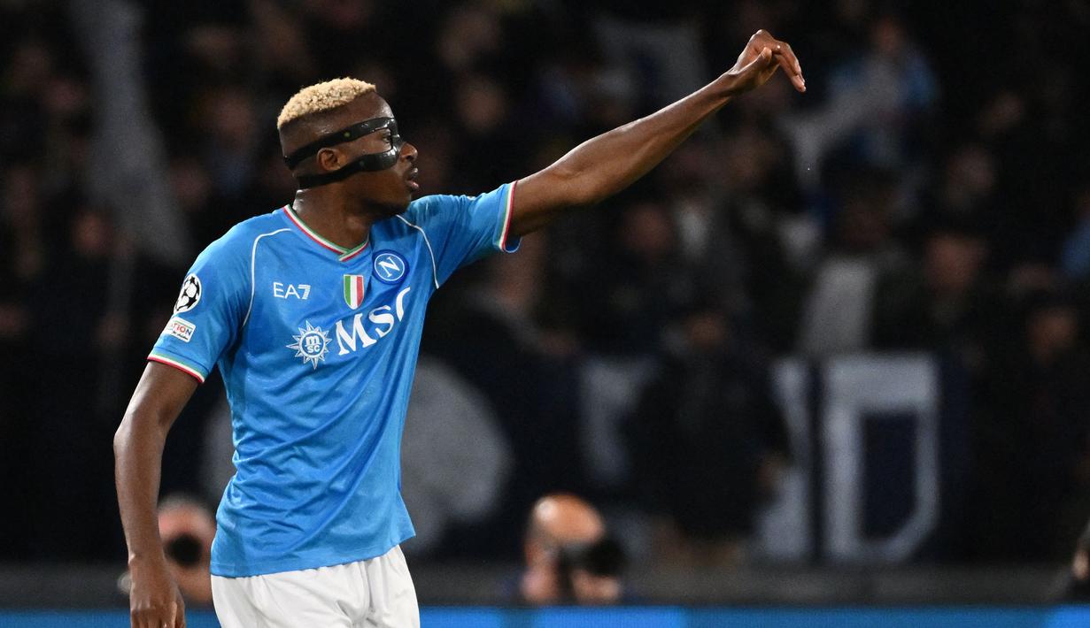 Pemain Napoli, Victor Osimhen merayakan gol kedua timnya pada laga lanjutan Grup C Liga Champions 2023/2024 melawan Braga di Armando Maradona Stadium, Napoli, Italia, Rabu (13/12/2023) dini hari WIB. (AFP/Alberto Pizzoli)