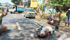 Motor Bonceng 4 Senggolan dengan Truk di Tuban, Ibu-Anak Tewas