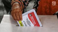 Warga memasukkan surat suara yang telah dicoblos saat mengikuti simulasi pemungutan dan pencoblosan surat suara Pemilu 2019 di Taman Suropati, Jakarta, Rabu (10/4). Simulasi dilakukan untuk meminimalisir kesalahan dan kekurangan saat pencoblosan pemilu pada 17 April nanti. (Liputan6.com/Johan Tallo)