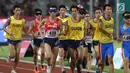Pelari 5000 meter putra kategori T11 Asian Para Games 2018 saat laga final di SUGBK, Jakarta, Jumat (12/10). Pemandu kategori T11 juga harus memiliki fisik dan kemampuan yang sama atau lebih dari pelari utamanya. (Liputan6.com/Helmi Fithriansyah)