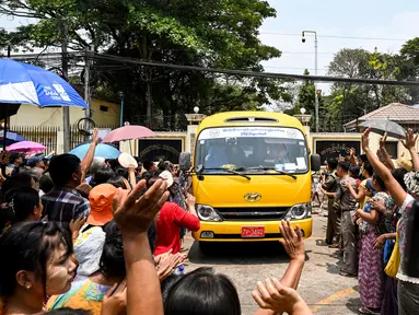 Kerabat berkumpul di sekitar bus yang membawa tahanan yang dibebaskan di luar penjara Insein di Yangon pada 17 April 2023. (AFP/STR)