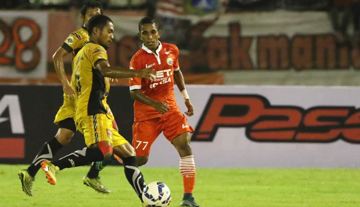 Pandi Lestaluhu (kanan) pemain sayap Persija ini juga berasal dari Tulehu, bermain ngotot salah satu ciri khasnya. (Bola.com/Nicklas Hanoatubun)