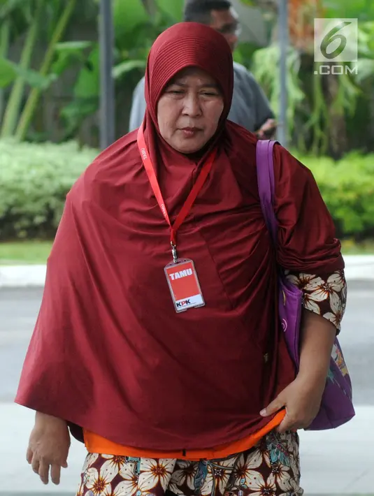 Panitera Pengganti PN Tangerang Tuti Atika berjalan menuju ruang pemeriksaan di gedung KPK, Jakarta, Selasa (24/4). Tuti Atika diperiksa terkait kasus suap penangan perkara di Pengadilan Negeri Klas I A Khusus Tangerang. (Merdeka.com/Dwi Narwoko)