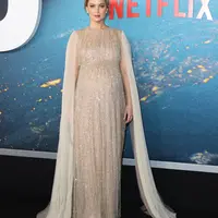 Jennifer Lawrence muncul ke publik di tengah masa kehamilannya dengan penampilan yang bersinar (twitter/dior)