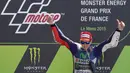 Valentino Rossi ternyata kalah hebat dari Jorge Lorenzo saat tampil di Sirkuit Le Mans, Prancis. Dalam 10 tahun terakhir, pebalap asal Spanyol itu sudah meraih juara sebanyak lima kali, sementara Rossi baru satu. (AFP/Charly Triballeau)