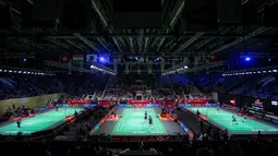 Pemandangan sepi tribune Istora Senayan, Jakarta, Kamis (06/06/2024) saat babak 16 besar Indonesia Open 2024. (Bola.com/Bagaskara Lazuardi)