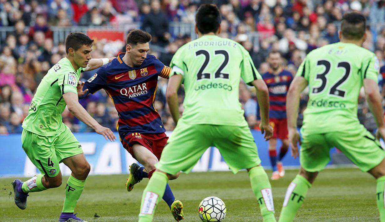 Bintang Barcelona, Lionel Messi, berusaha melepaskan tendangan ke gawang Getafe. Kemenangan ini kian membuat memperkokoh posisi Barcelona di puncak klasemen. (Reuters/Albert Gea)