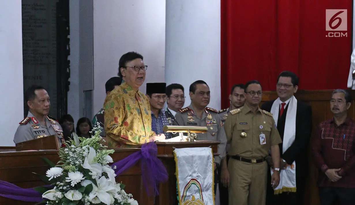 Menteri Dalam Negeri Tjahjo Kumolo memberikan sambutan dihadapan umat Kristiani pada malam Misa Natal di Gereja Protestan Indonesia Barat (GPIB) Immanuel, Gambir, Jakarta, Minggu (24/12). (Liputan6.com/Herman Zakharia)