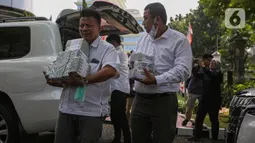 Maqdir juga membawa uang tunai berupa dollar AS yang setara dengan Rp 27 miliar, yang diterima dari pihak swasta di kantornya pada Selasa (4/7/2023) pagi. (Liputan6.com/Faizal Fanani)