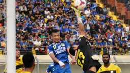 Penjaga gawang Barito Putera, Joko Ribowo, mencoba menghalau bola yang mengarah ke Ferdinand Sinaga (Persib) saat berlaga di Stadion Si Jalak Harupat, (10/6/2014). (Liputan6.com/Helmi Fithriansyah)