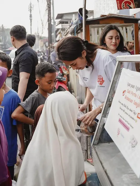 Azizah Salsha memilih memadukan kaus putihnya dengan denim cargo pants, dan sandal hitam. [Foto: Instagram/rachelvennya]