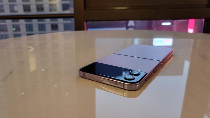 <p>Bagian atas bodi Samsung Galaxy Z Flip 4 5G. Liputan6.com/Iskandar</p>