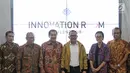 Menaker Hanif Dhakiri (ketiga kanan) foto bersama usai meresmikan Innovation Room di Jakarta, Kamis (28/6). Kemnaker meresmikan ruang inovasi bertujuan membantu anak-anak muda mengembangkan bisnis digital dan proyek kreatif. (Liputan6.com/Herman Zakharia)