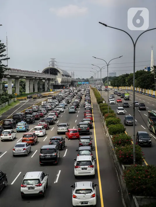 Kendaraan memadati ruas Tol Jagorawi, Jakarta Timur, Kamis (15/5/2021). Kepadatan kendaraan terjadi karena mobilitas warga untuk silaturahmi dan berlibur Lebaran. (Liputan6.com/Faizal Fanani)