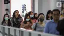 Sejumlah penumpang menggunakan masker saat antre memasuki kereta Mass Rapid Transit (MRT) di Stasiun Bundaran HI Jakarta, Selasa (3/3/2020). Penumpang dengan gejala demam tinggi dilarang masuk dan menggunakan MRT sebagai upaya pencegahan penyebaran virus corona Covid 19. (Liputan6.com/Faizal Fanani)