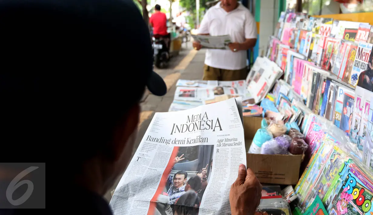 Warga membaca Koran hari ini di Jakarta, Rabu (10/5). Vonis Hakim terhadap Basuki Tjahaja Purnama (Ahok) kemarin membuat Sejumlah koran Nasional menjadikan berita Ahok halaman depan. (Liputan6.com/Johan Tallo)