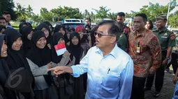 Wapres Jusuf Kalla mengunjungi SMP-SMA Boarding Athirah, Makassar, Sabtu (6/6/2015). JK tampak berdialog dengan sejumlah siswa yang telah menunggunya. (Liputan6.com/Faizal Fanani)