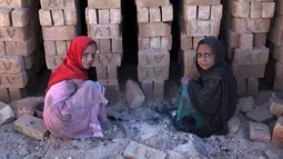 Anak-anak mengumpulkan sisa batu bara yang digunakan di pabrik batu bata di pinggiran Kabul, Afghanistan, Rabu (12/6/2019). Ribuan anak Afghanistan bekerja mencari uang untuk menghidupi keluarga mereka. (AP Photo/Rahmat Gul)