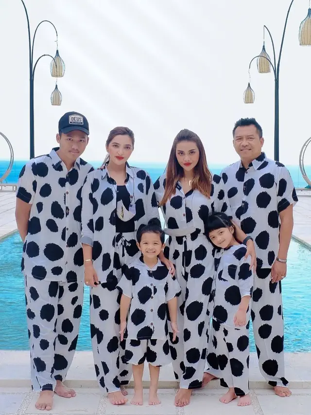 [Fimela] Keluarga Anang Hermansyah dan Ashanty