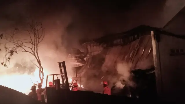 Kebakaran Pabrik Karet di Bekasi