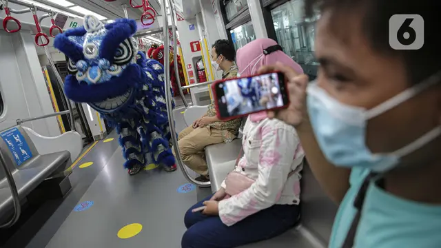 Pertunjukan Barongsai Hibur Pengguna LRT Saat Imlek