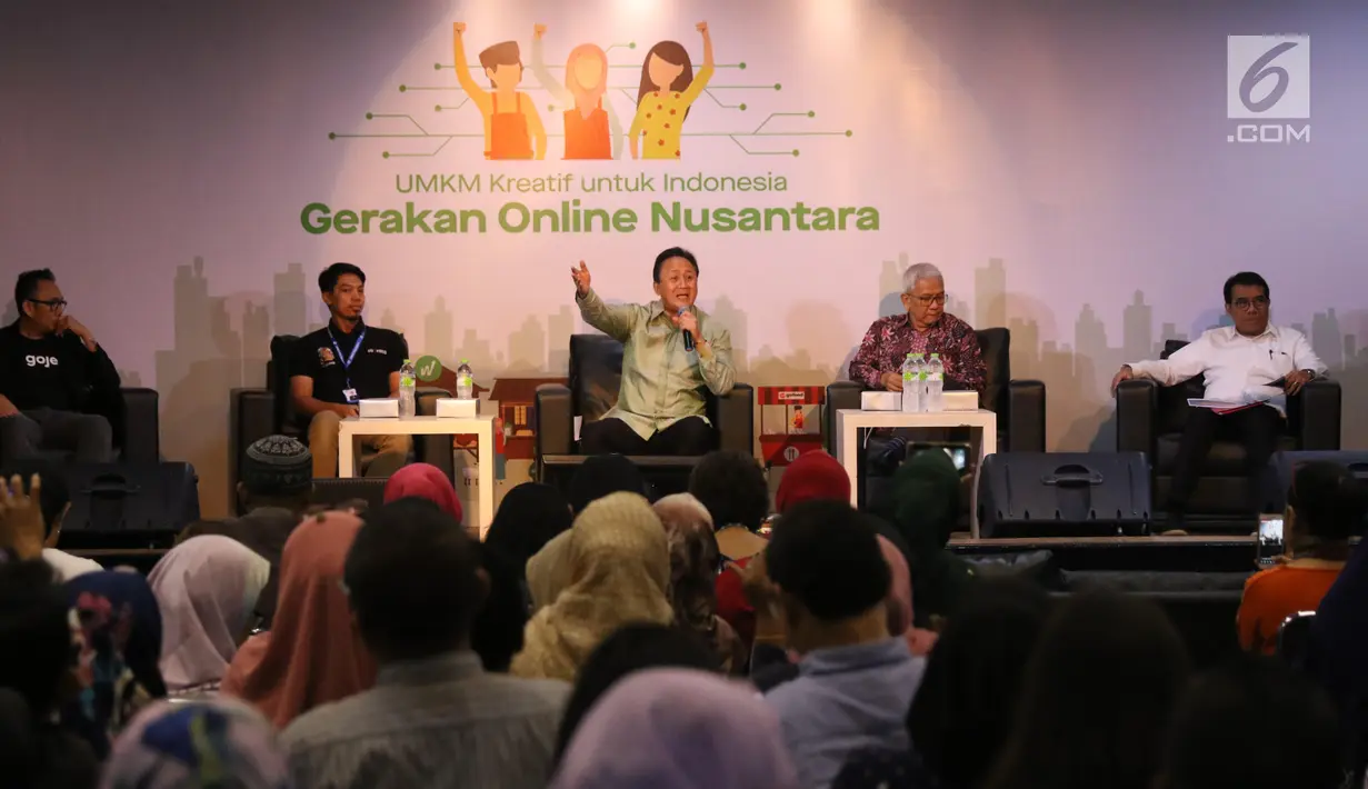 Kepala Bekraf Triawan Munaf menjadi pembicara pada seminar Gojek Wirausaha #GerakanOnlineNusantara "UMKM Kreatif dan Mandiri Kreasi Anak Bangsa", Jakarta, Selasa (27/8/2019). Dalam seminar ini, Gojek melatih 550 UMKM yang berada dalam naungan enam kementerian/lembaga. (Liputan6.com/Angga Yuniar)