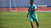 Pelatih kiper Persib, Anwar Sanusi. (Bola.com/Muhammad Ginanjar)