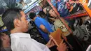 Jokowi melanjutkan kegiatan blusukan di Pasar Cisarua, Bogor, Jawa Barat. Di Pasar Cisarua, Jokowi mampir ke salah satu kios sepatu (Liputan6.com/Herman Zakharia)
