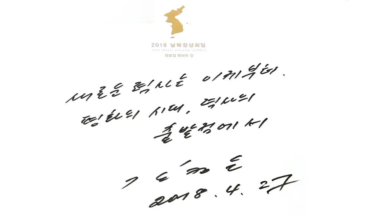 Pesan dari pemimpin Korea Utara, Kim Jong-un di buku tamu sebelum pertemuan bersejarah dengan Presiden Moon Jae-in di Peace House, Jumat (2/4). "Sejarah baru dimulai sekarang. Sebuah era perdamaian, di titik awal sejarah." (KOREA SUMMIT PRESS POOL/AFP)