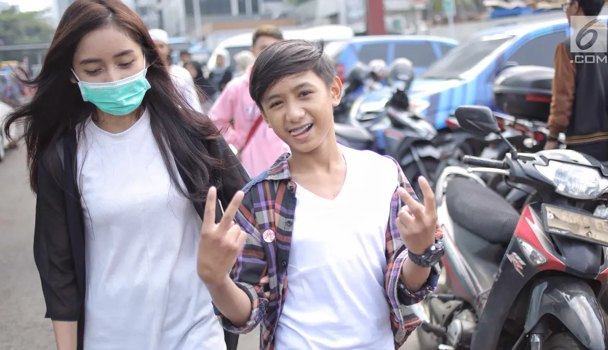 Seleb Tik Tok, Bowo Alpenliebe ditemui di kawasan Tendean, Jakarta, Rabu (4/7). Bowo yang masih duduk di bangku SMP ini bahkan menggelar acara meet and greet, dan penggemarnya rela membayar demi bertemu sang idola. (Liputan6.com/Faizal Fanani)