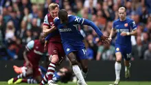 Gelandang West Ham United, James Ward-Prowse, bertarung dengan bomber Chelsea, Nicolas Jackson, dalam laga pekan ke-36 Premier League di Stamford Bridge, Minggu (5/5/2024). (HENRY NICHOLLS / AFP)