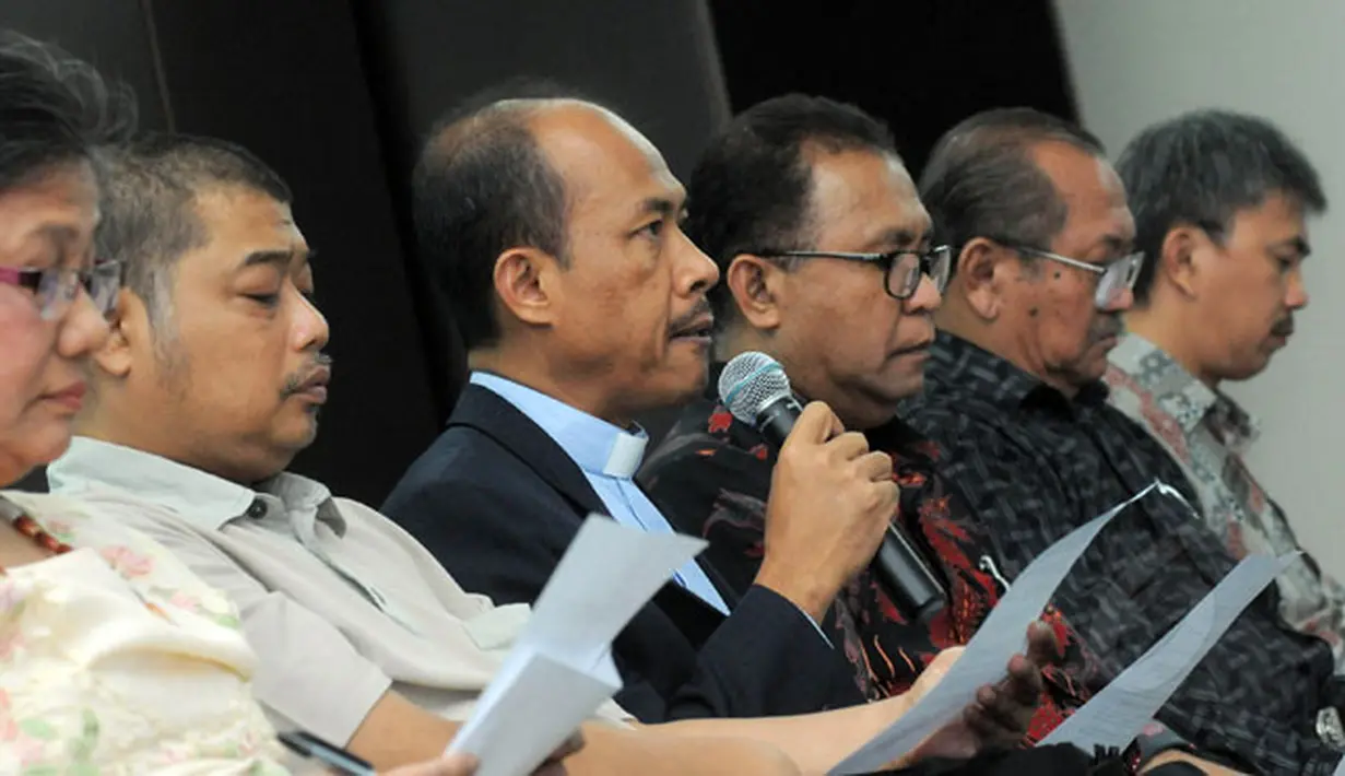 Pr Romo YR Edy Purwanto (ketiga dari kiri) memberikan pernyataan seputar penunjukan Komjen Budi Gunawan sebagai Kapolri oleh Presiden Joko Widodo di gedung PGI Jakarta, Sabtu (17/1/2015). (Liputan6.com/Herman Zakharia)