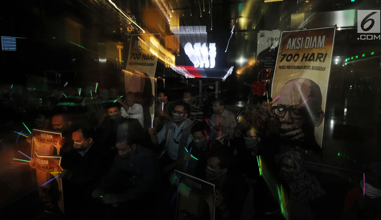 Koalisi Masyarakat Sipil Anti Korupsi bersama Wadah Pegawai melakukan aksi tutup mulut di Gedung KPK, Jakarta, Selasa (12/3). Pelaku penyerangan Novel Baswedan hingga sekarang pelaku penyiraman belom tertangkap. (merdeka.com/Dwi Narwoko)