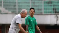 Irfan Bachdim  serius mendengar petunjuk Alfred Riedl saat sesi latihan di Stadion Maguwoharjo, Sleman, Jumat (07/10/2016). (Bola.com/Nicklas Hanoatubun)