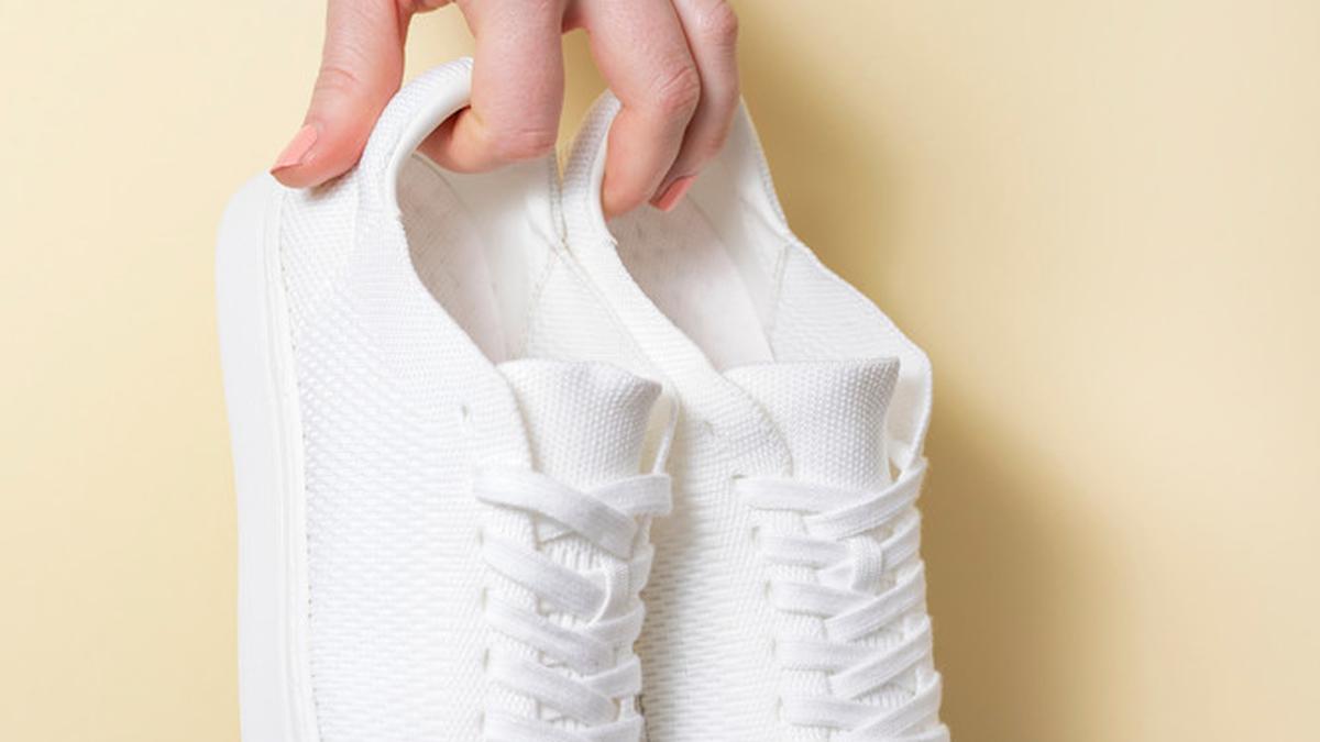5 Inspirasi Outfit Padu Padan Sepatu Putih untuk Pria, Tampil Keren dan Menawan