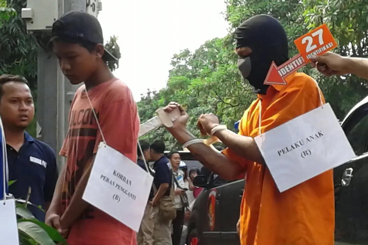 Pelaku Begal motor menjalani rekonstruksi di Jalan Komarudin Jalan Raya Komarudin, RT 5 RW 8, Pulogebang, Cakung, Jakarta Timur