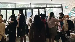 Penjualan barang preloved sendiri memang tengah menjadi tren yang semakin populer. Banyak selebriti yang mulai melirik cara ini sebagai alternatif untuk mengelola barang-barang mereka yang sudah tidak terpakai. Begini potret suasana penjualan baju preloved Ify Alyssa. Banyak penggemar yang datang untuk membeli koleksi Ify dan berbincang langsung dengannya. Terlihat dari foto ini, pembeli antusias memilih dan membeli baju Ify Alyssa. (Liputan6.com/IG/@ifyalyssa)