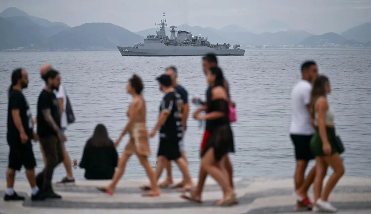 Sebuah kapal patroli Angkatan Laut Brasil terlihat di sekitar pantai Copacabana sebagai bagian dari persiapan keamanan menjelang Konferensi Tingkat Tinggi (KTT) Pemimpin G20 di Rio de Janeiro, Brasil, pada tanggal 15 November 2024. (Mauro PIMENTEL/AFP)