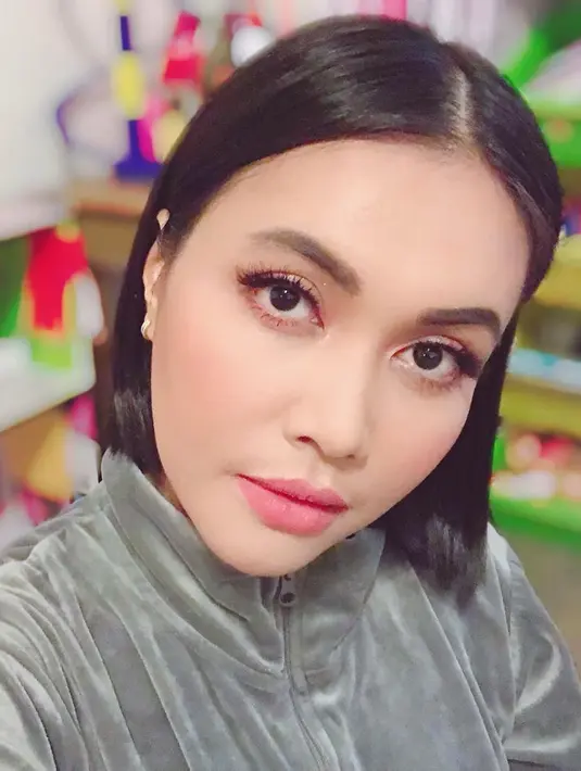 “Dan mungkin ini sebagai ikhtiarnya dia, mungkin, idenya dia saran dia, dia terinspirasi apa aku enggak tahu. Pasti baik,” beber Denada. (Instagram/denadaindonesia)