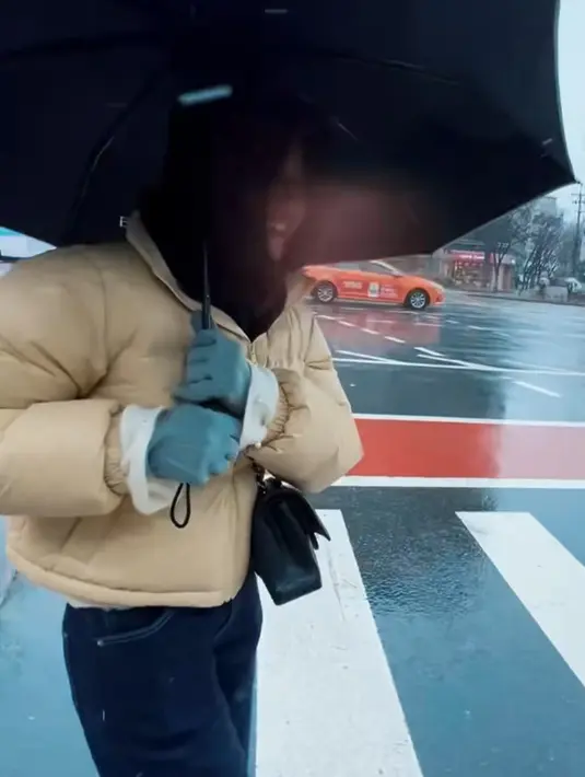 Melengkapi tampilannya dengan celana denim panjang. Ia mengenakan gloves warna denim. Dan membawa tas hitam Chanel. [@angga]