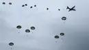 Pasukan terjun payung ambil bagian dalam latihan Pasukan Bela Diri Darat Brigade Lintas Udara ke-1 di tempat pelatihan Narashino, Funabashi, Prefektur Chiba, Jepang, 12/1/2020). Latihan mensimulasikan pengusiran musuh yang mendarat di pulau-pulau terpencil. (Kazuhiro NOGI/AFP)