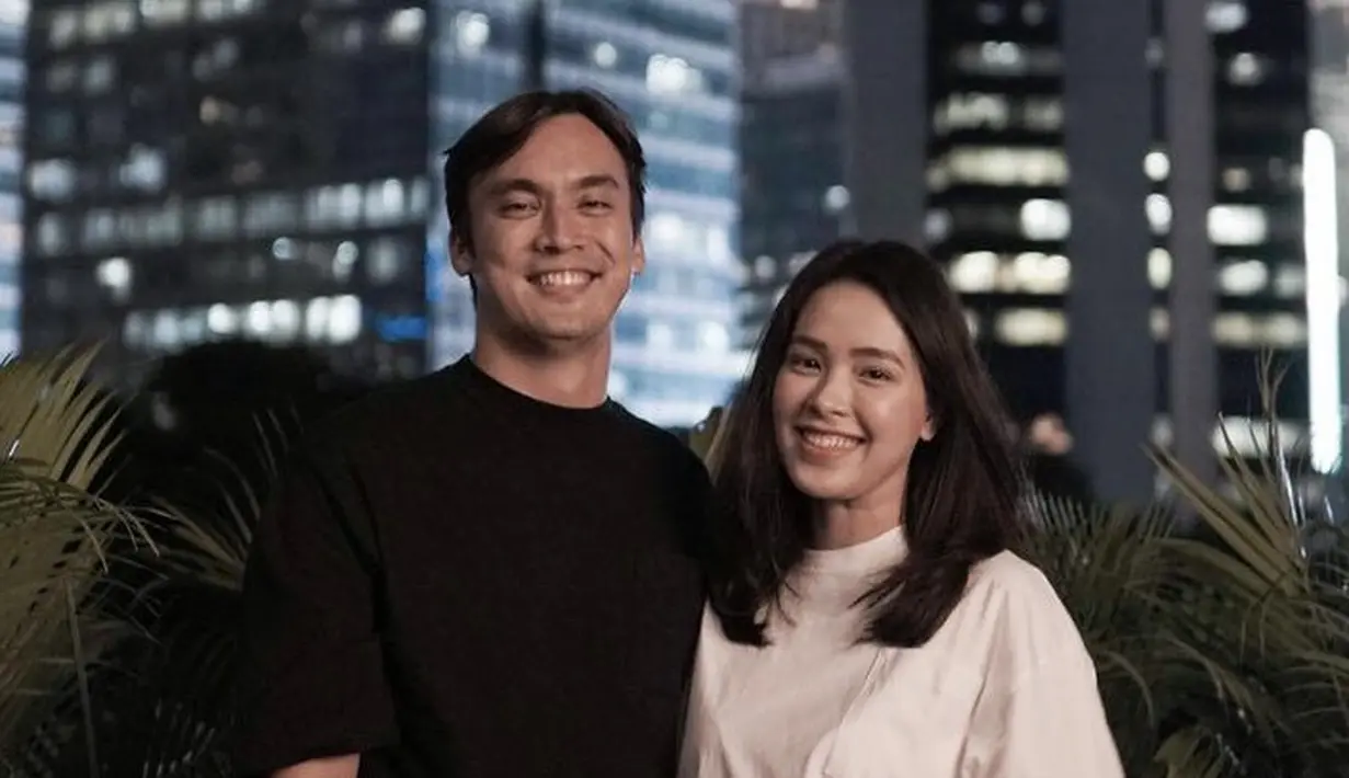 <p>Menyoal penampilannya, Lady Nayoan kerap tampil sederhana jauh dari kata glamor sebagai istri seorang aktor. Misalnya saja, ia cukup mengenakan t shirt putih oversize dipadukan celana hitamnya. (@ladykjaernett)</p>