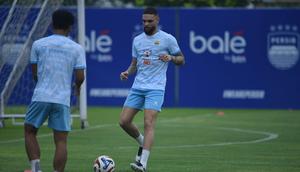 Rekrutan anyar Persib Bandung, Layvin Marc Kurzawa, mulai berlatih bersama rekan-rekan setimnya di lapangan pendamping Stadion GBLA, Kota Bandung, Rabu (28/1/2026). (Bola.com/Erwin Snaz)